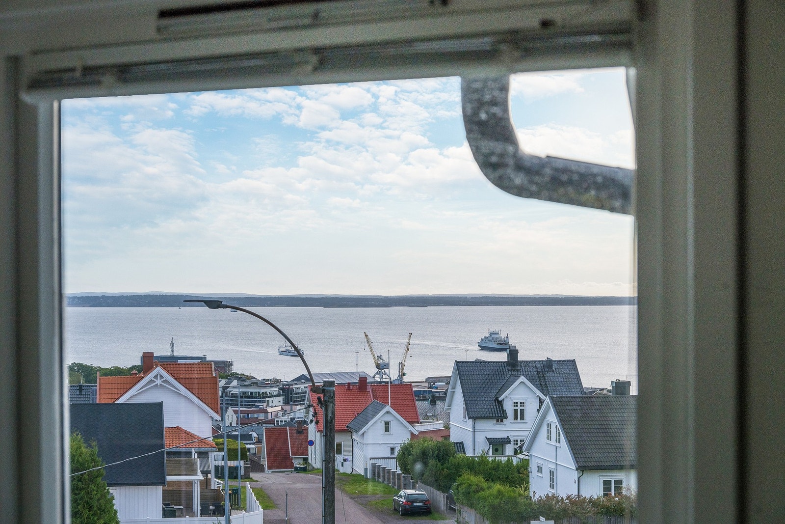 Meget attraktiv beliggenhet i en rolig gate i Åsen med vid og flott utsikt over skipstrafikken Galleribilde