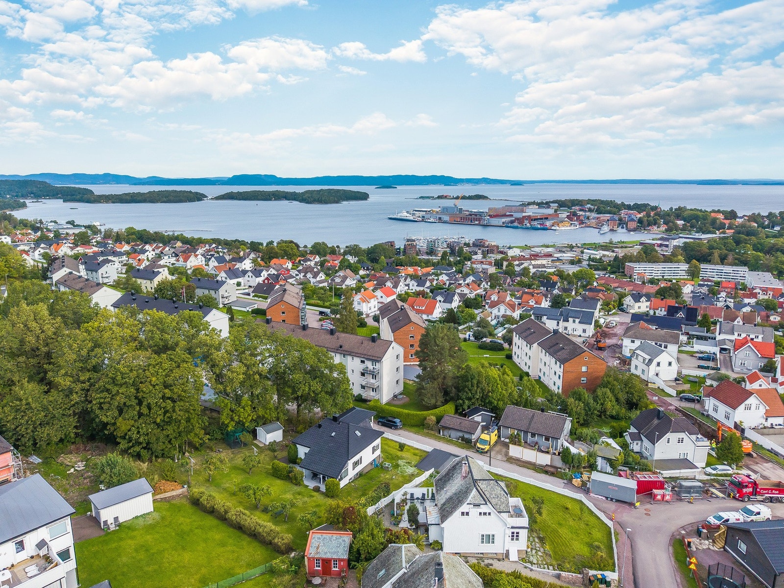 Her ser vi fasaden mot nord/øst og litt av omgivelsene Galleribilde