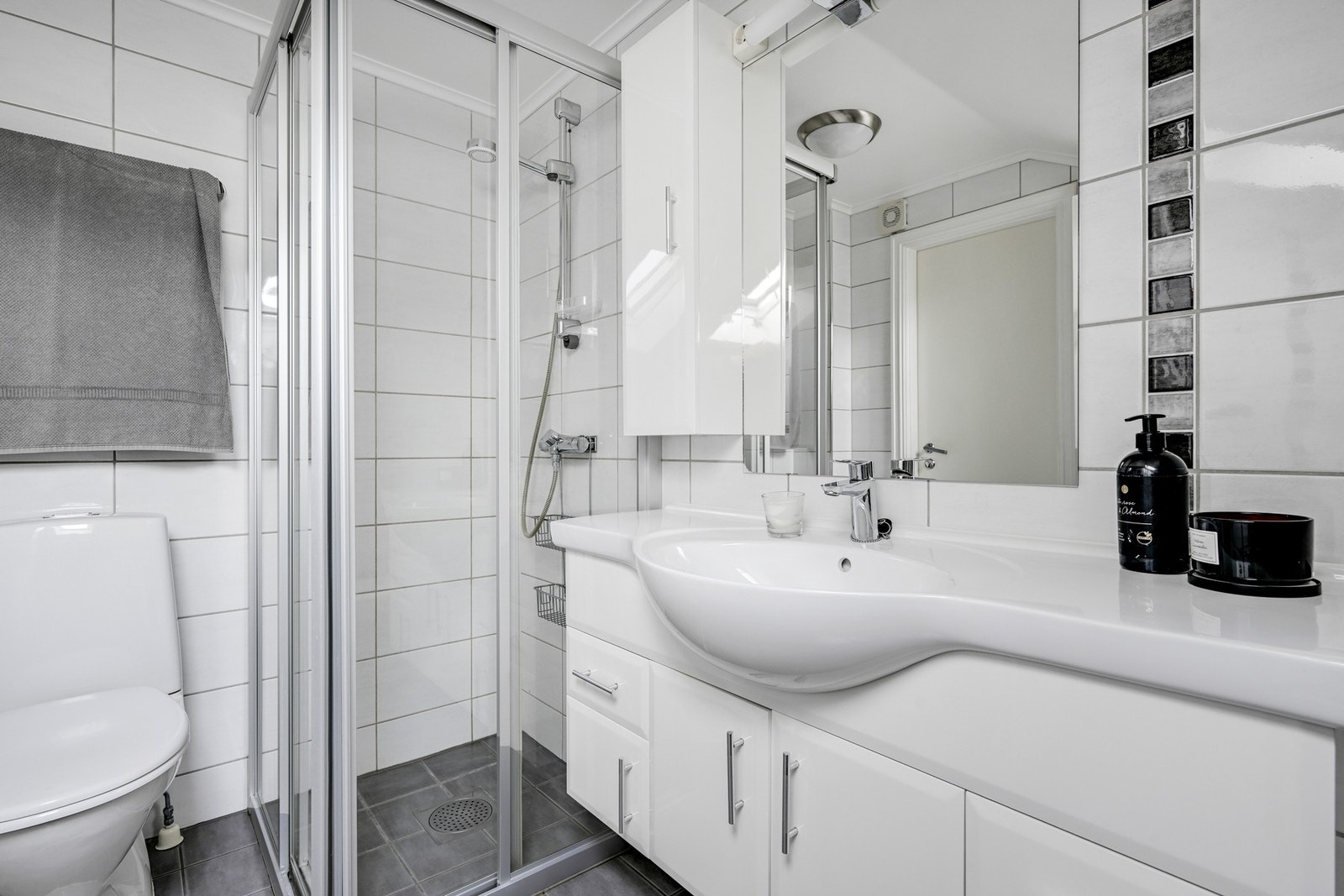 Et pent og delikat bad med gulvvarme Galleribilde