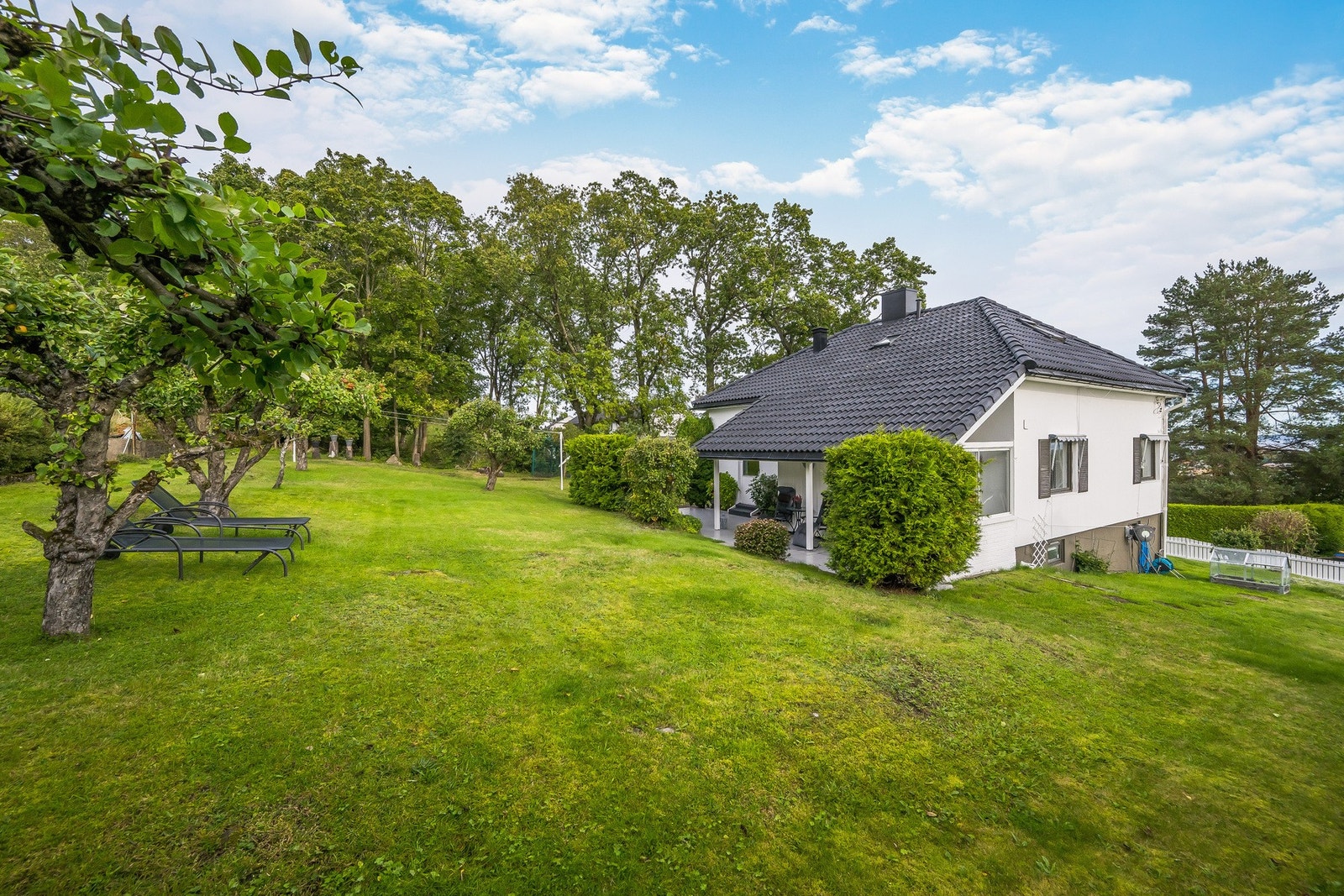 Stor og pent opparbeidet hagetomt på ca. 1 mål Galleribilde