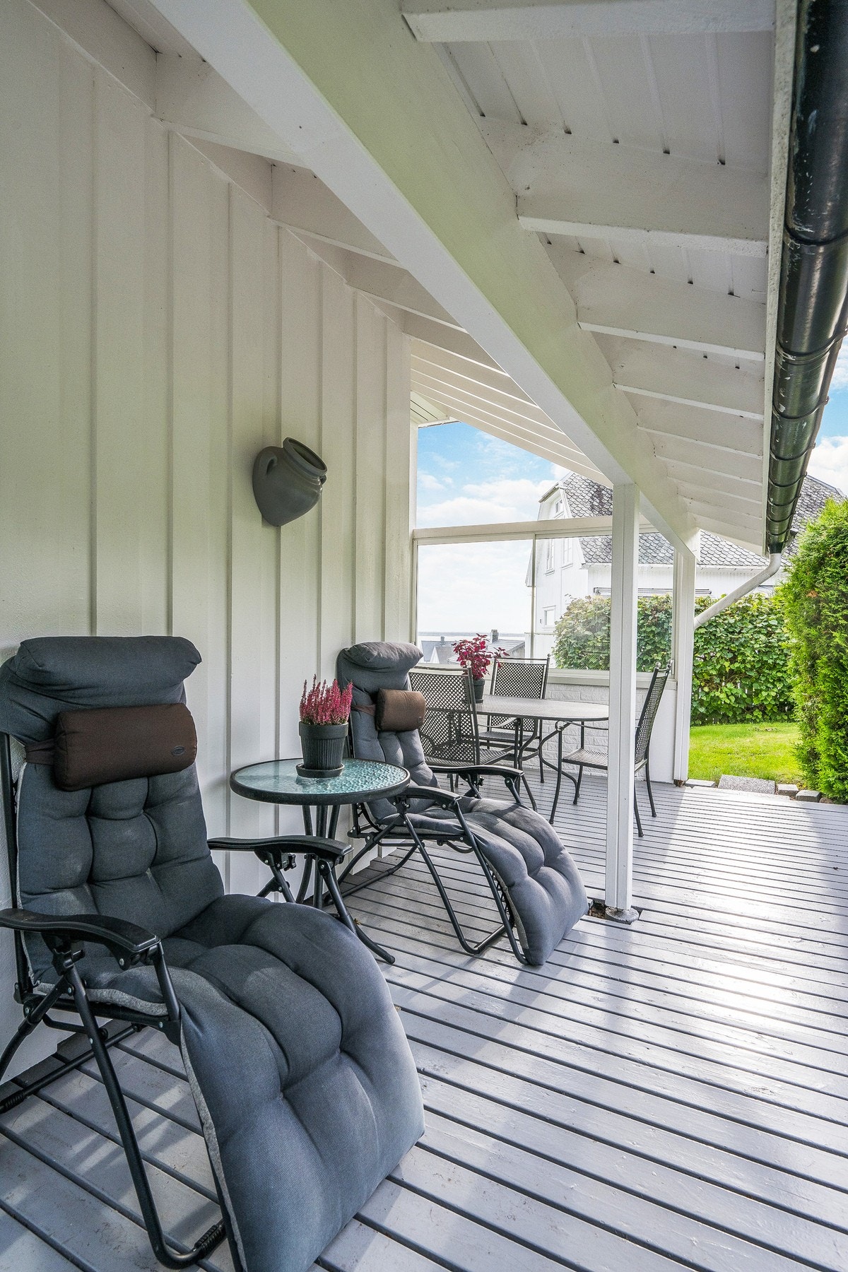 Terrassen fortsetter rundt hjørnet hvor det også er morgensol Galleribilde