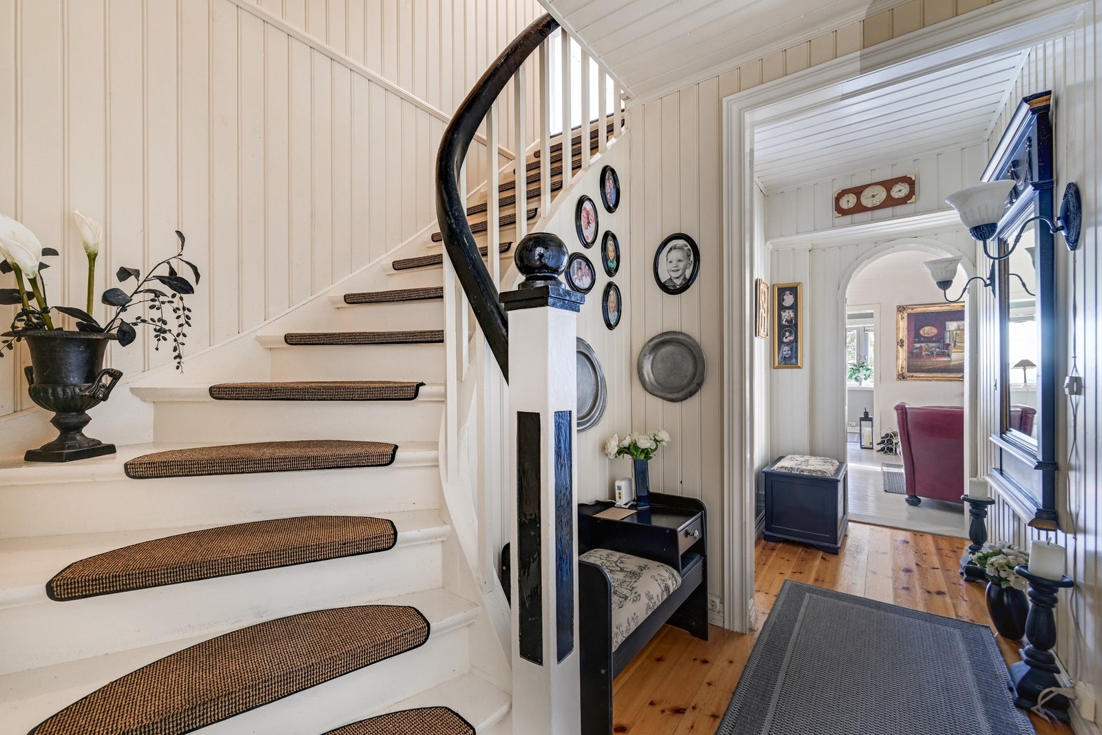 Da fortsetter vi opp den pene og originale trappen til 2. etasje Galleribilde