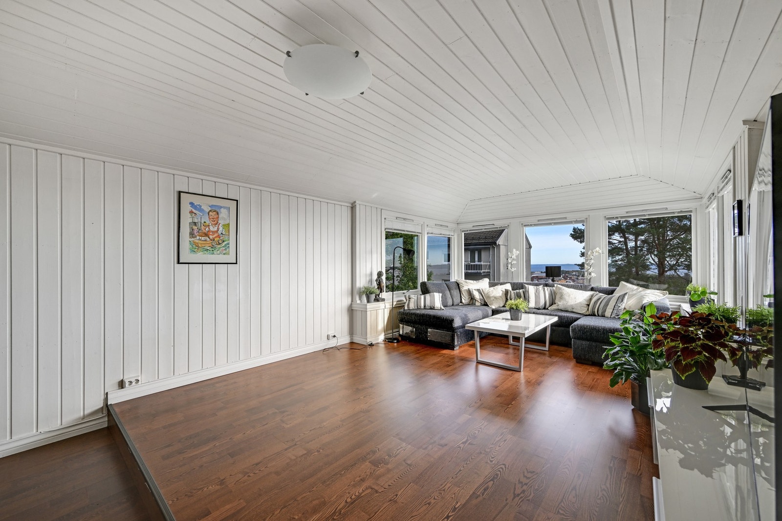 På toppen av trappe finner vi en flott loftstue Galleribilde