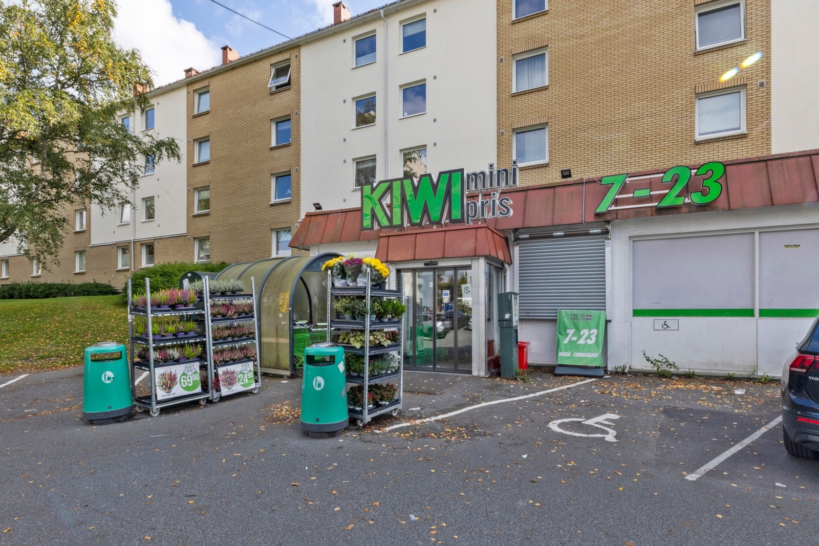 Området er populært for folk i alle aldre med nærhet til flere dagligvareforretninger som Kiwi(beliggende i samme blokk) og Rema 1000, solstudioer, treningssentre, frisør og spisesteder. Galleribilde