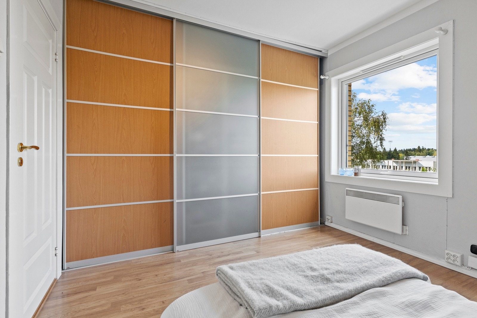På hovedsoverommet er det en stor skyvedøregarderobe. Galleribilde