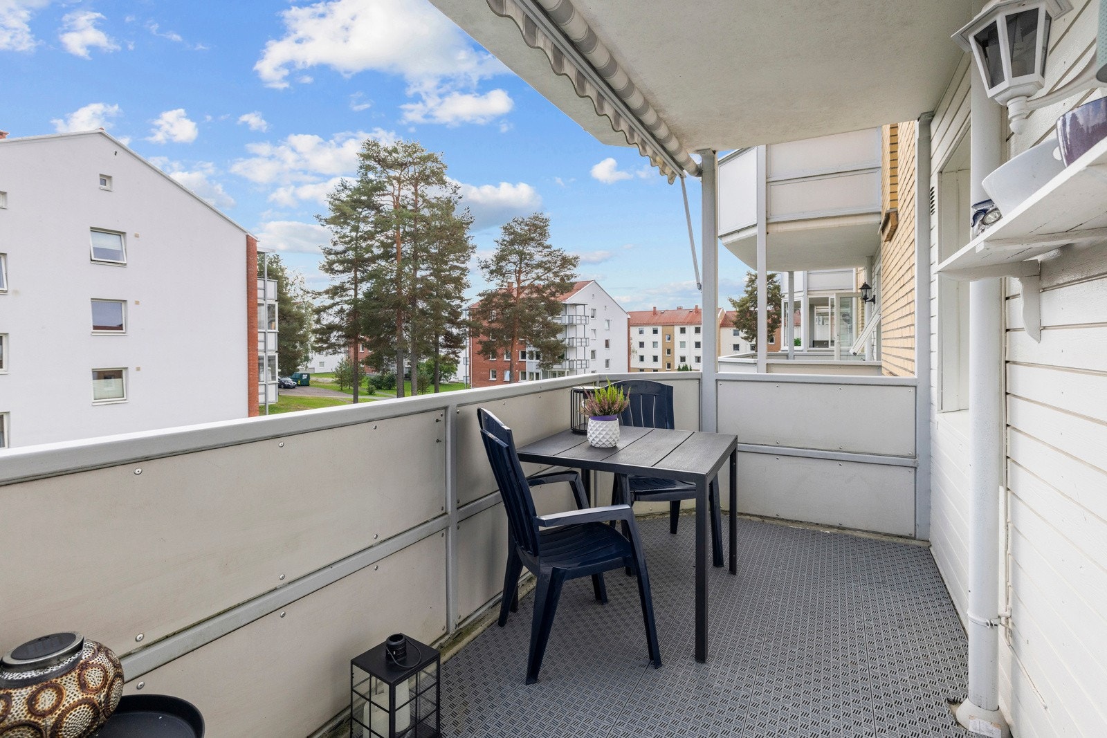 Her er det god plass til sittegruppe og grill, noe som gjør balkongen til en forlengelse av oppholdsrommet. Galleribilde