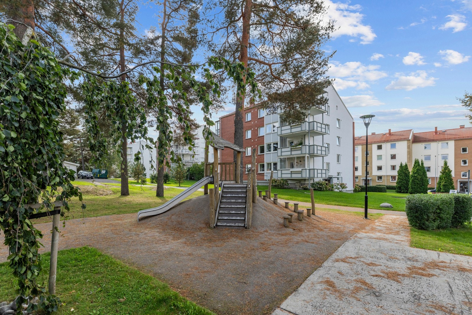 Boligen ligger i et meget sentralt og attraktivt boligområde på Lambertseter i bydel Nordstrand bestående av leiligheter i lavblokkbebyggelse. Fra boligen er det kort vei til flere lekeplasser, barnehager og skoler i alle klassetrinn. Galleribilde