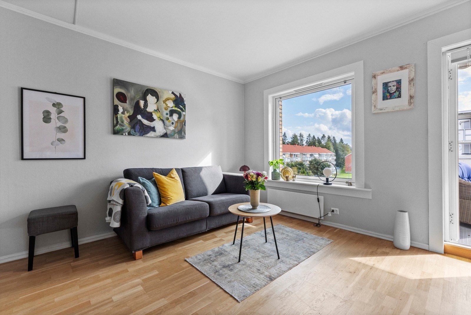 Store vindusflater slipper inn rikelig med naturlig lys og, sammen med lyse vegger, skaper de en luftig og behagelig atmosfære. Galleribilde