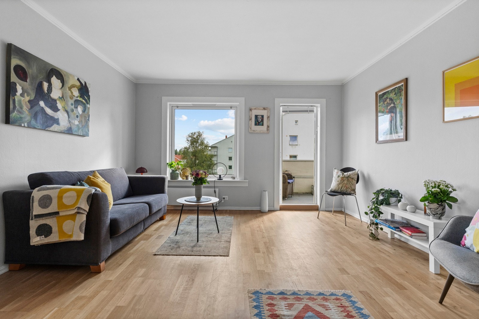 Her er det rikelig med plass til både en koselig sofakrok og en stor spisestue - perfekt til både hverdagsliv og sosiale sammenkomster. Galleribilde