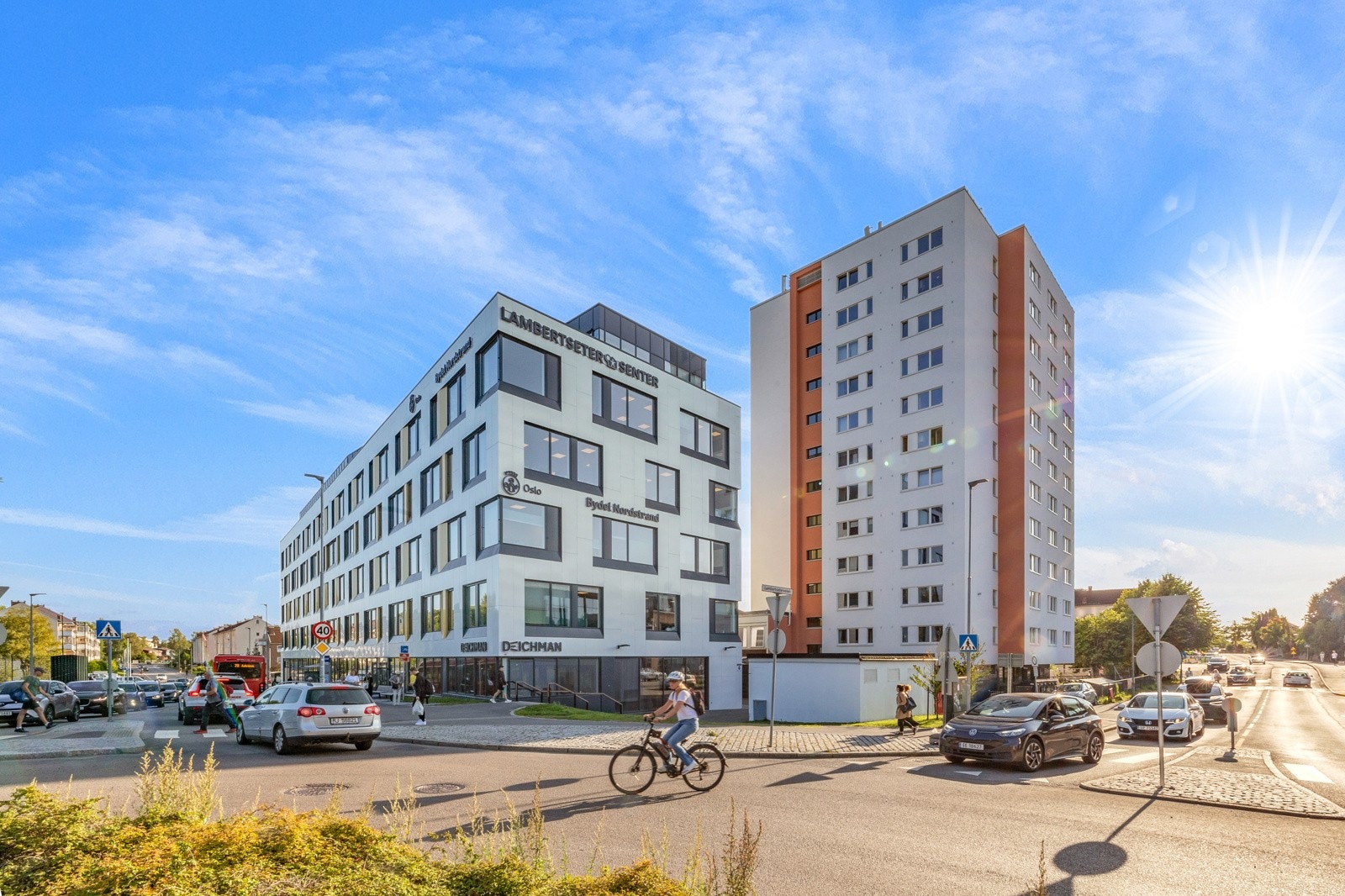 I tillegg er det kun få minutters gange til Lambertseter senter med et bredt servicetilbud som bl.a. Symra kino, bibliotek, Meny, sportsbutikker, vinmonopol, klesbutikker og kaféer. Galleribilde