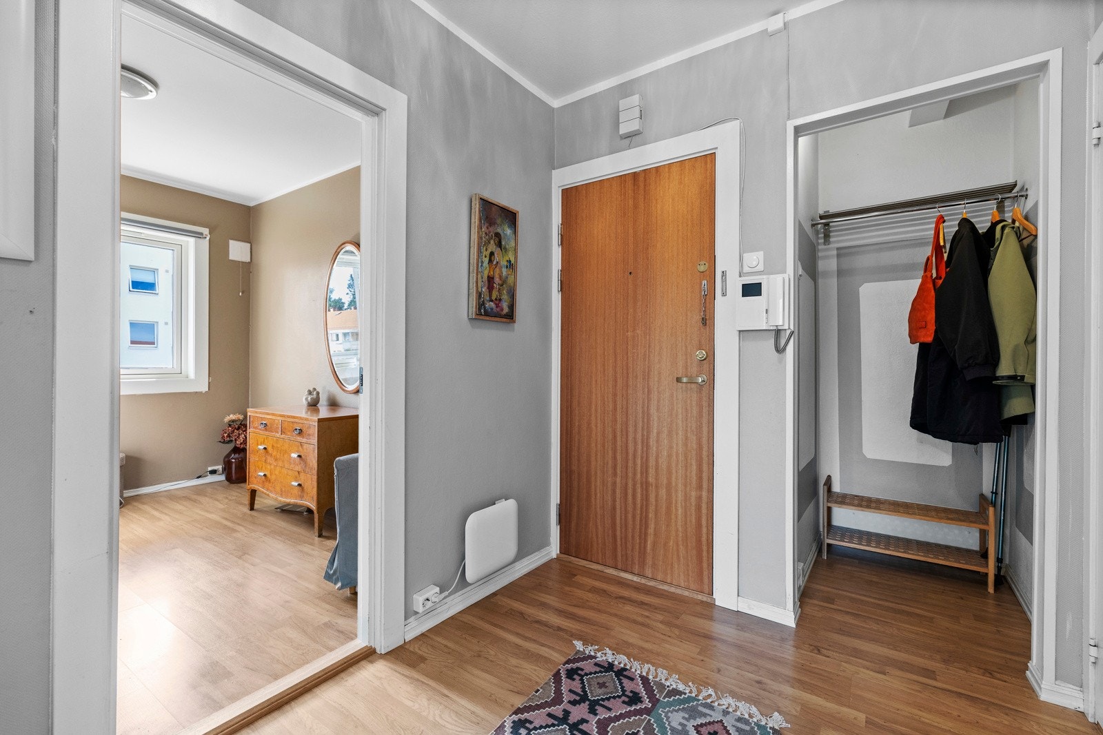 Den smarte garderobeløsningen gir god plass til yttertøy og sko, og sørger for en ryddig og funksjonell start på hjemmet. Galleribilde