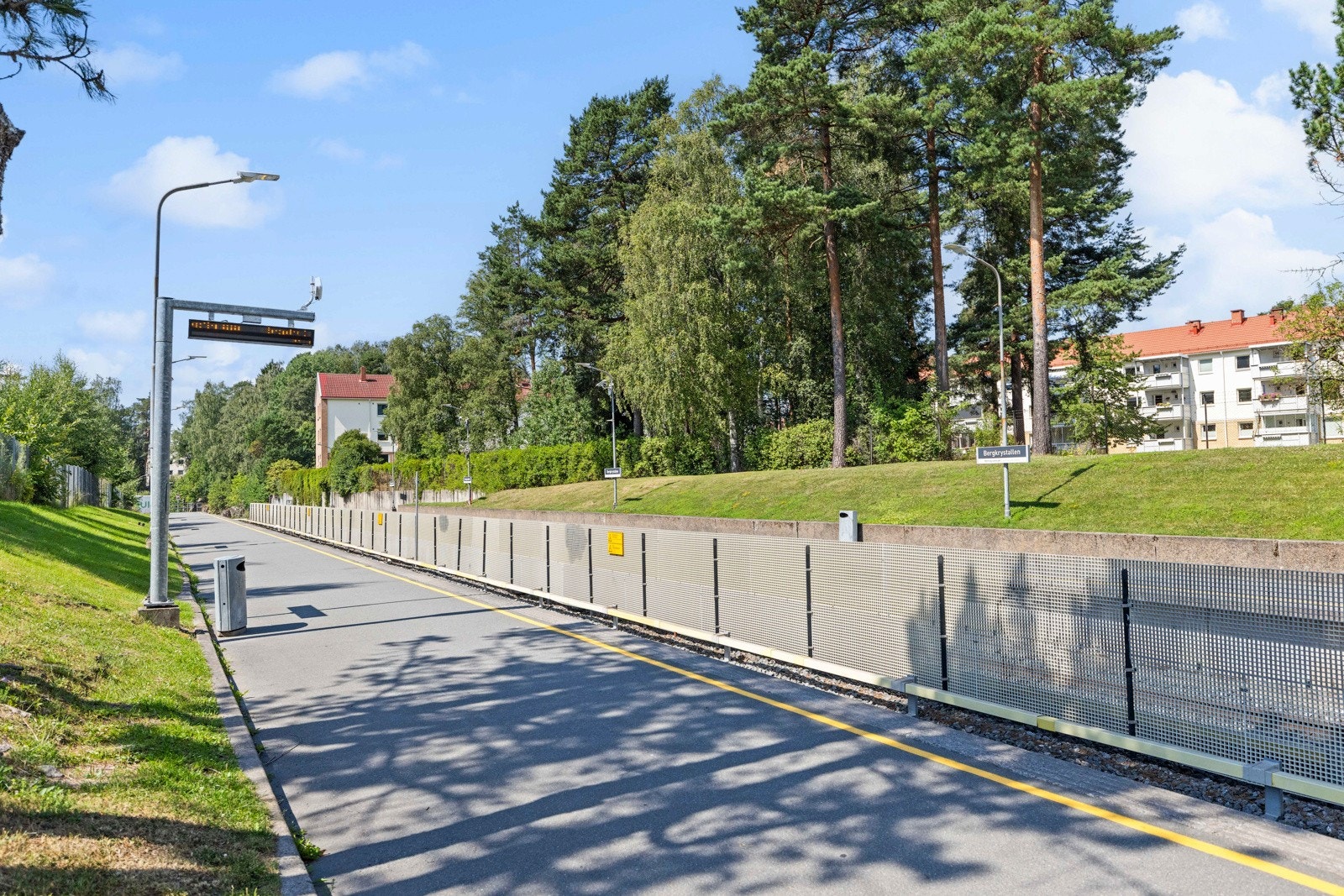 Kort vei til offentlig kommunikasjon med T-bane og buss med hyppige avganger. T-banen bruker ca. 20 min. til sentrum og har åtte avganger hver time. Galleribilde