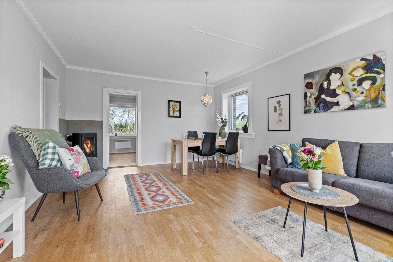 Leiligheten har parkett på gulv og malte vegger i lyse farger. Galleribilde