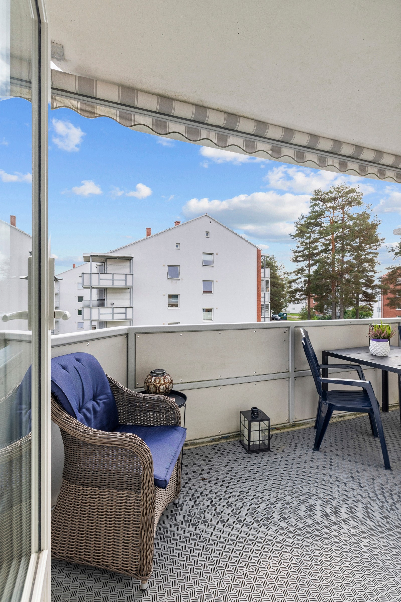 Fra stuen er det direkte utgang til en flott balkong med utsikt. Galleribilde