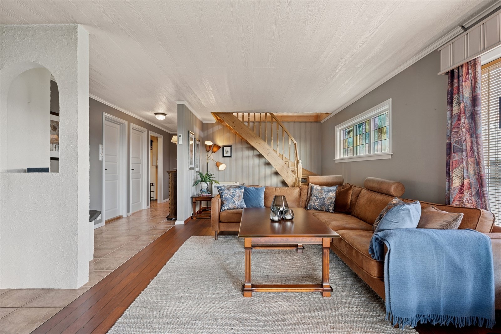 - Videre innover i boligen møter du en stor og luftig stue - et naturlig samlingspunkt for familien - Galleribilde