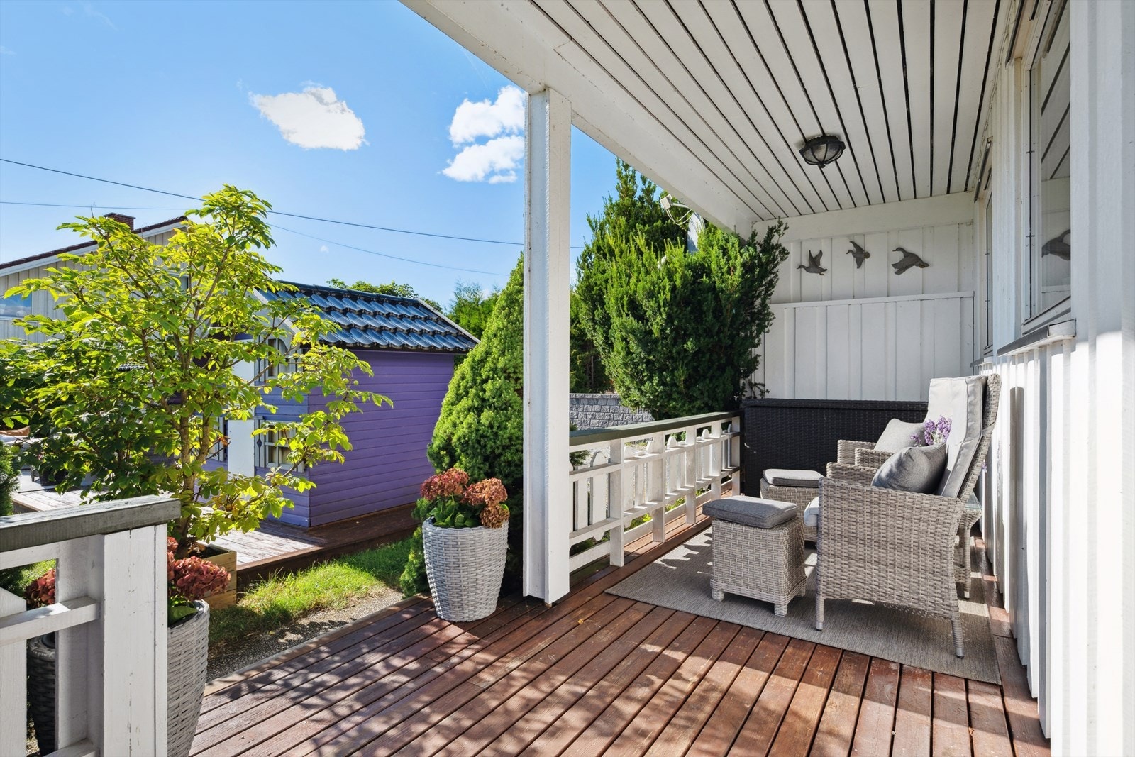 - Fra spisestuen har du direkte utgang til en stor, overbygget terrasse som forlenger oppholdsrommet - Galleribilde