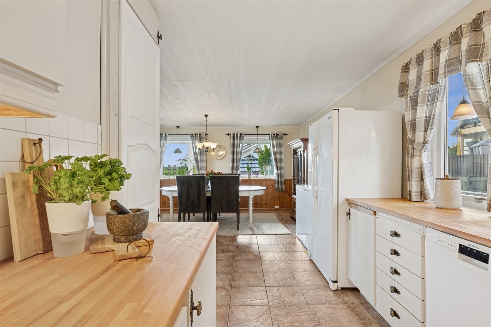 - Kjøkkenet har eldre innredning med glatte fronter og heltre benkeplate - Galleribilde