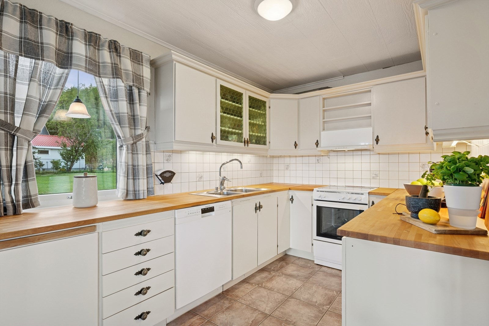 - Belysning under overskapene gir godt og funksjonelt arbeidslys - Galleribilde