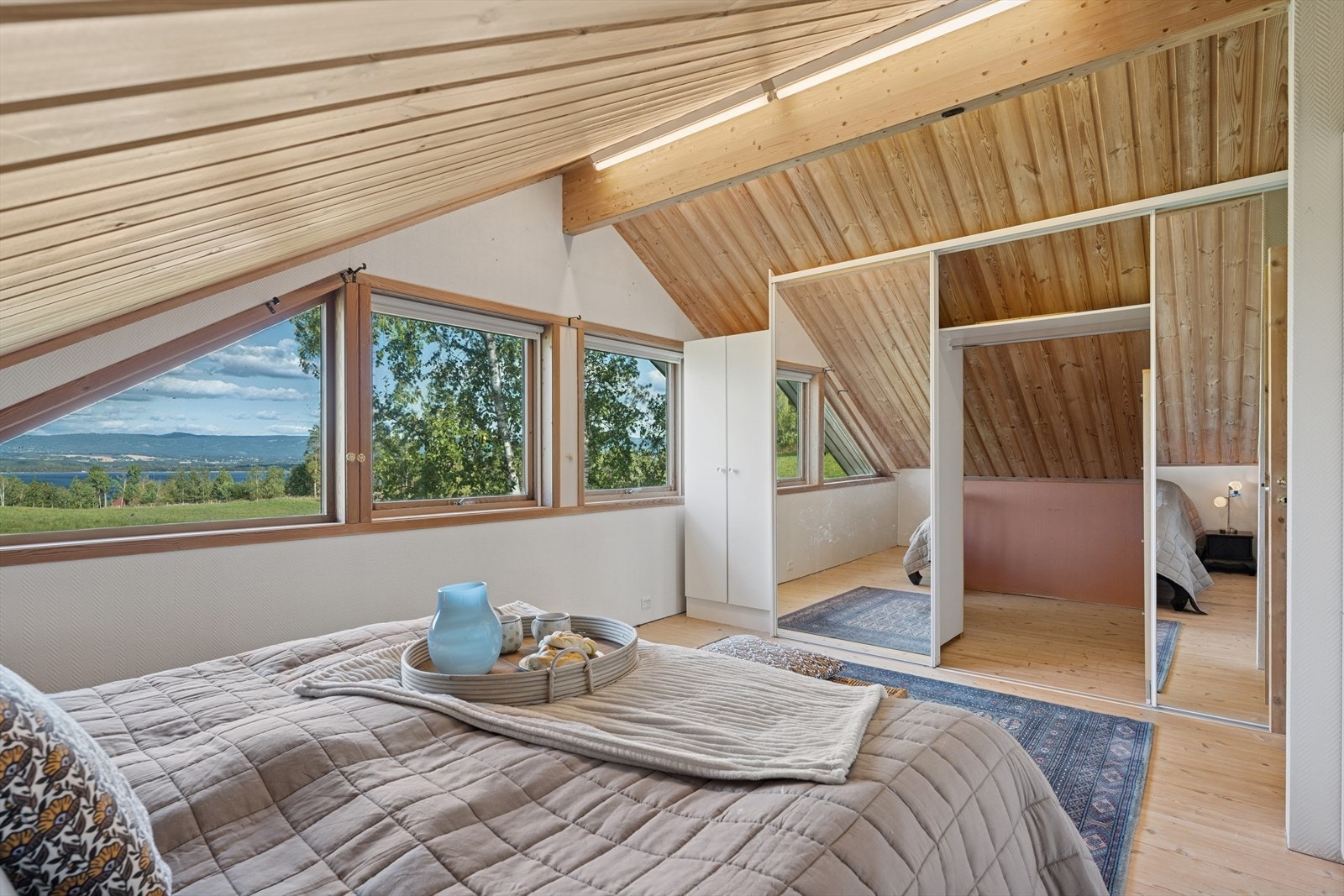 - Soverommet i loftetasjen er av meget romslig størrelse med en smart garderobeløsning - Galleribilde