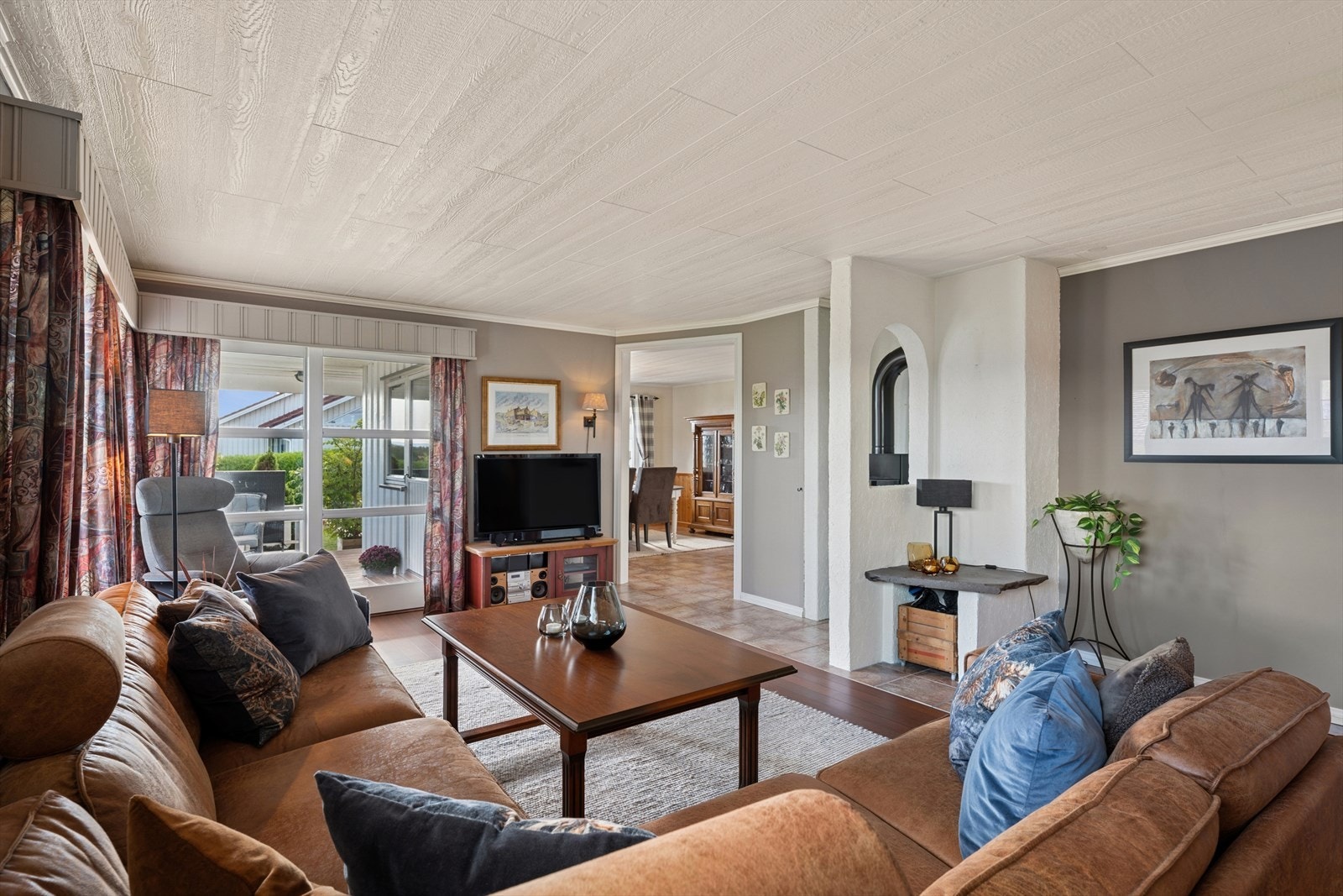 - Boligen er opprinnelig oppført i 1972. Tilbygget og ombygget i 1980 og 1987 - Galleribilde