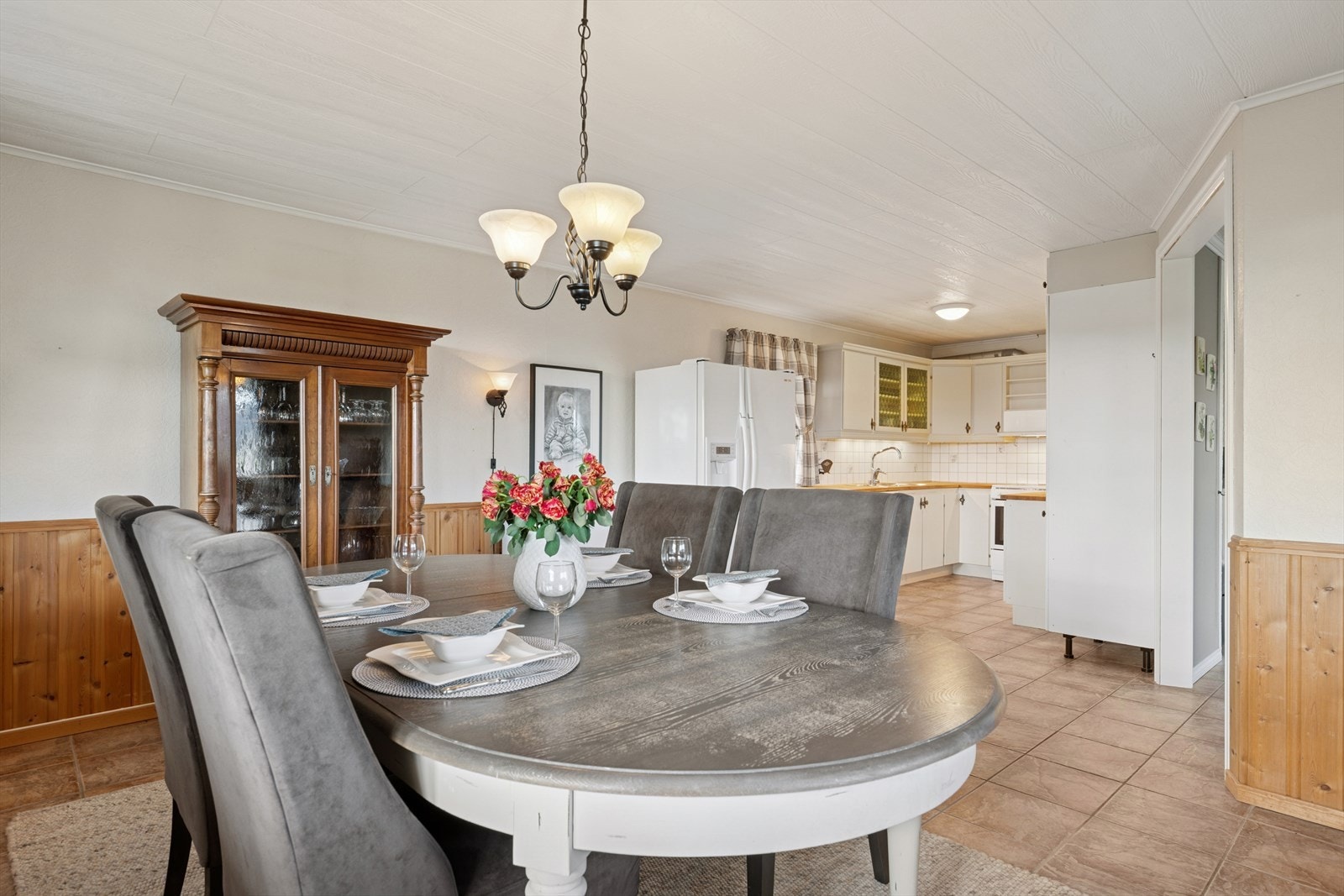 - Med plass til et stort spisebord er rommet ideelt både for hyggelige hverdagsmåltider og sosiale sammenkomster - Galleribilde