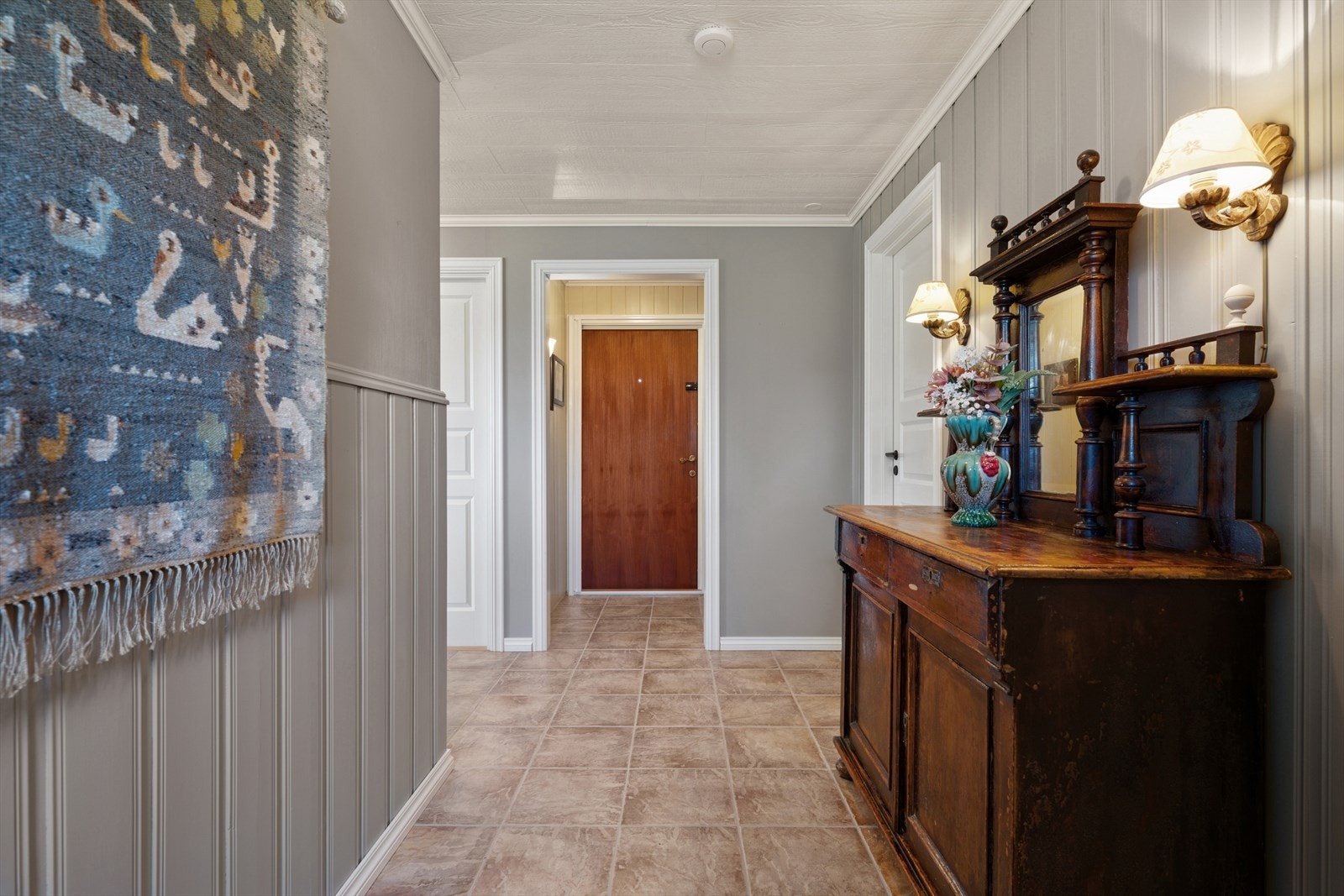 - Praktisk entré med plass til oppbevaring av yttertøy og sko rett innenfor inngangsdøren - Galleribilde