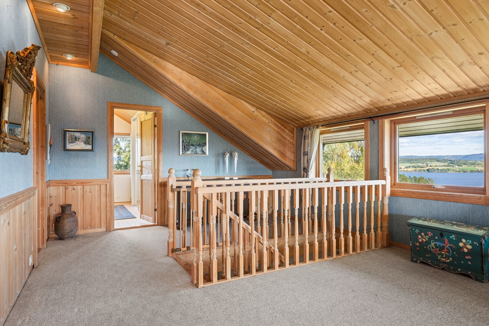 - Når du kommer opp i loftsetasjen, møtes du av en svært romslig stue med nydelig utsikt utover vakre Tyrifjorden - Galleribilde