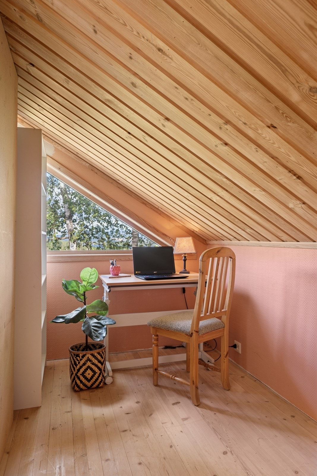 - Her er det god plass til å etablere en praktisk garderobe, eller benytte området som et funksjonelt hjemmekontor - Galleribilde