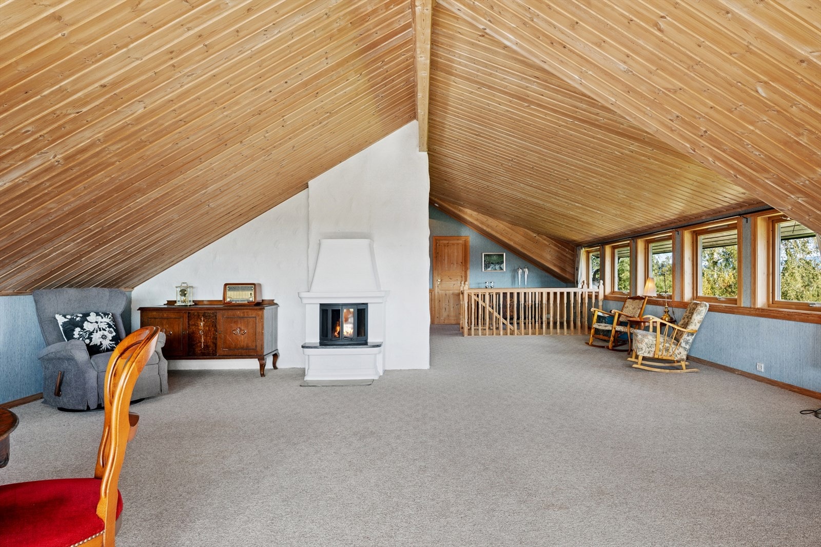 - Det er god plass til både avslapning og sosiale soner, og peisinnsatsen gir en lun og koselig atmosfære - Galleribilde