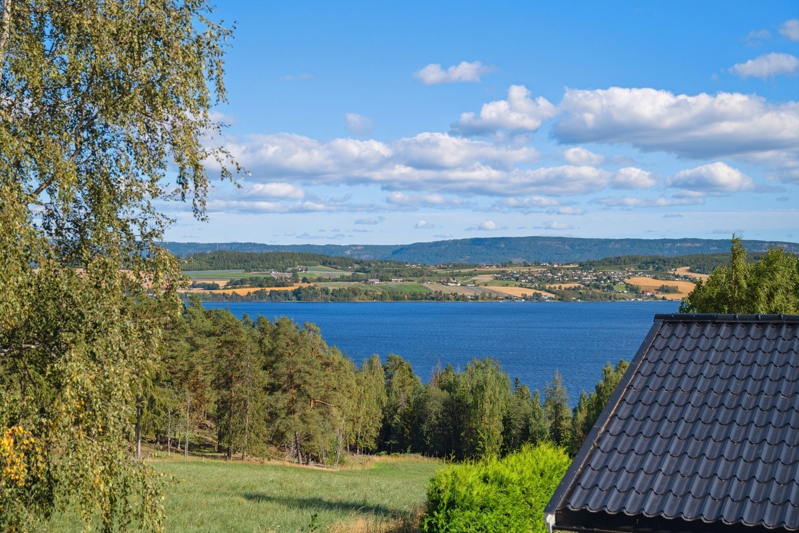 - Vakre Tyrifjorden hvor båtene sklir rolig forbi og skaper en fredelig og idyllisk atmosfære. Perfekt for å nyte naturens ro fra egen bolig - Galleribilde