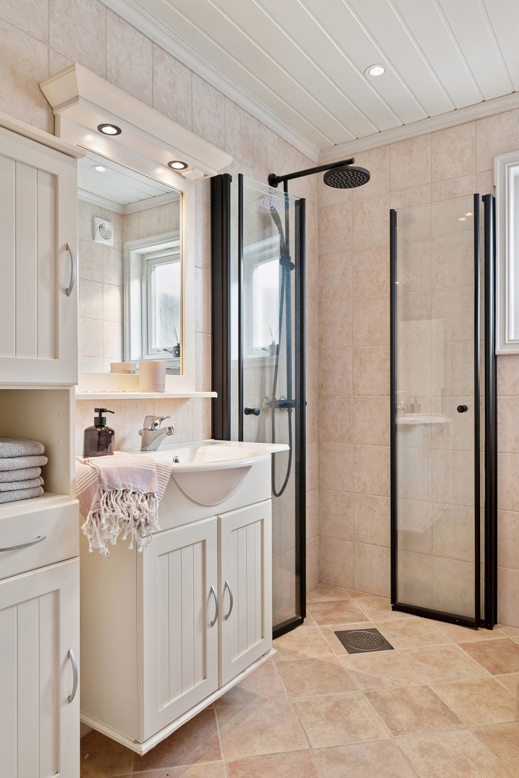 - Både toalett og glassdører til dusjhjørnet er nye fra 2025 - Galleribilde