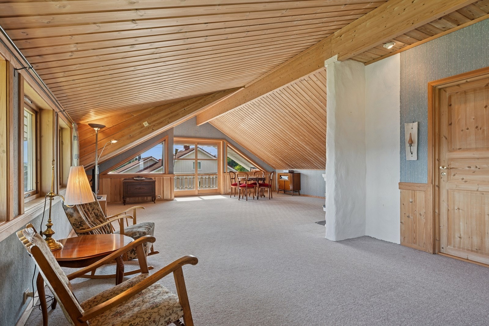 - Loftetasjen har tilgang til en praktisk og romslig bod som på tegninger er godkjent som WC/dusjrom - Galleribilde