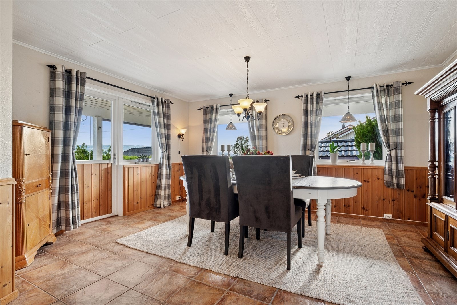 - Det er også varmekabler i kjøkken- og spisestueområdet - Galleribilde