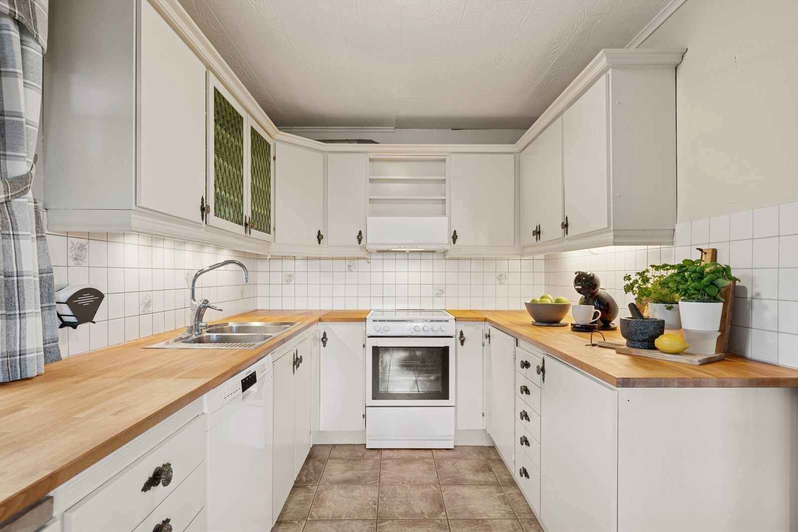 - Kjøkkenet er praktisk utformet med nisje for oppvaskmaskin og komfyr - Galleribilde