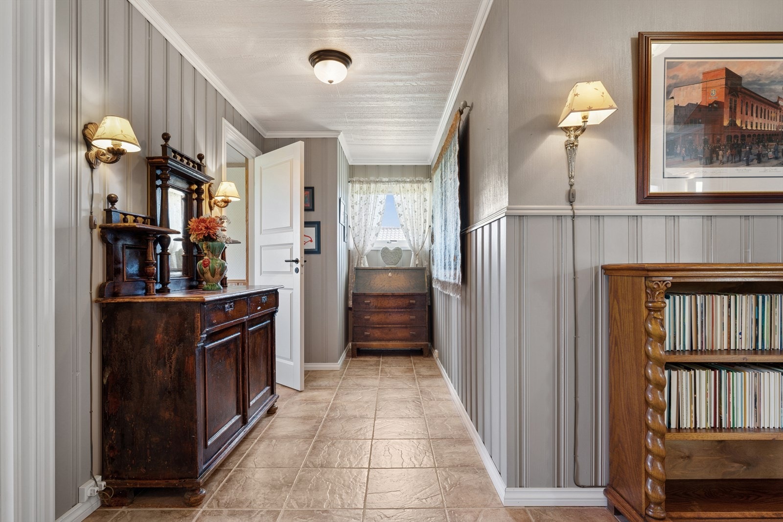 - Herfra går du videre inn i en mellomgang som gir tilgang til to romslige soverom- Galleribilde