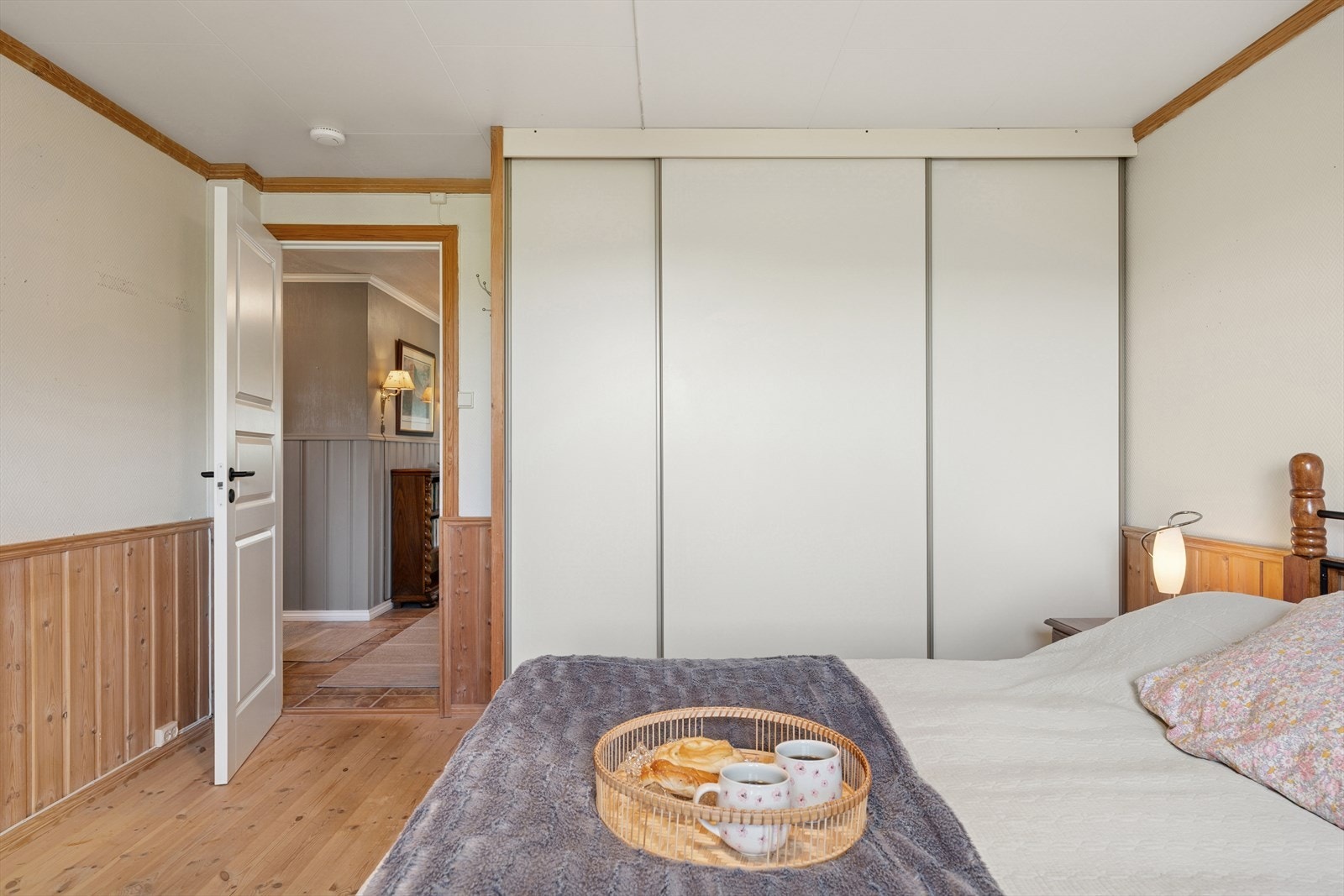 - Etasjen har to romslige soverom, begge med praktiske garderobeløsninger som gir god oppbevaringsplass - Galleribilde