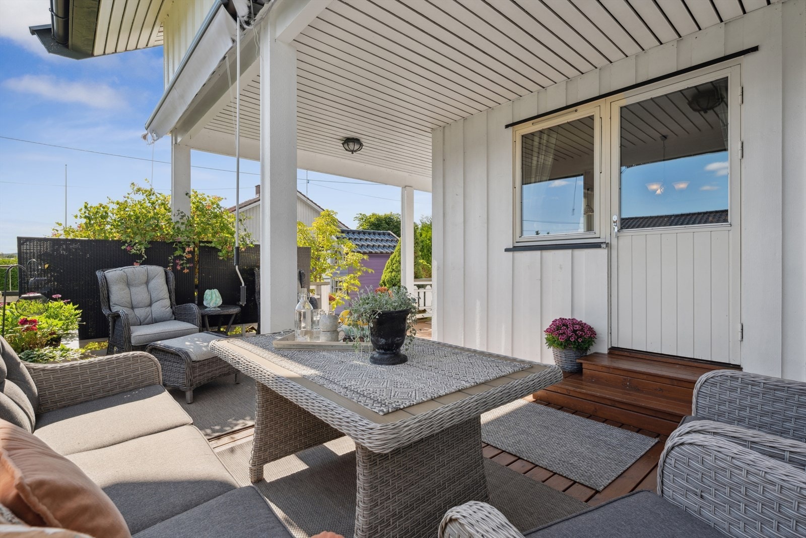 - Den romslige terrassen har god plass til flere soner med utemøbler, og byr på direkte tilkomst til hagen - Galleribilde