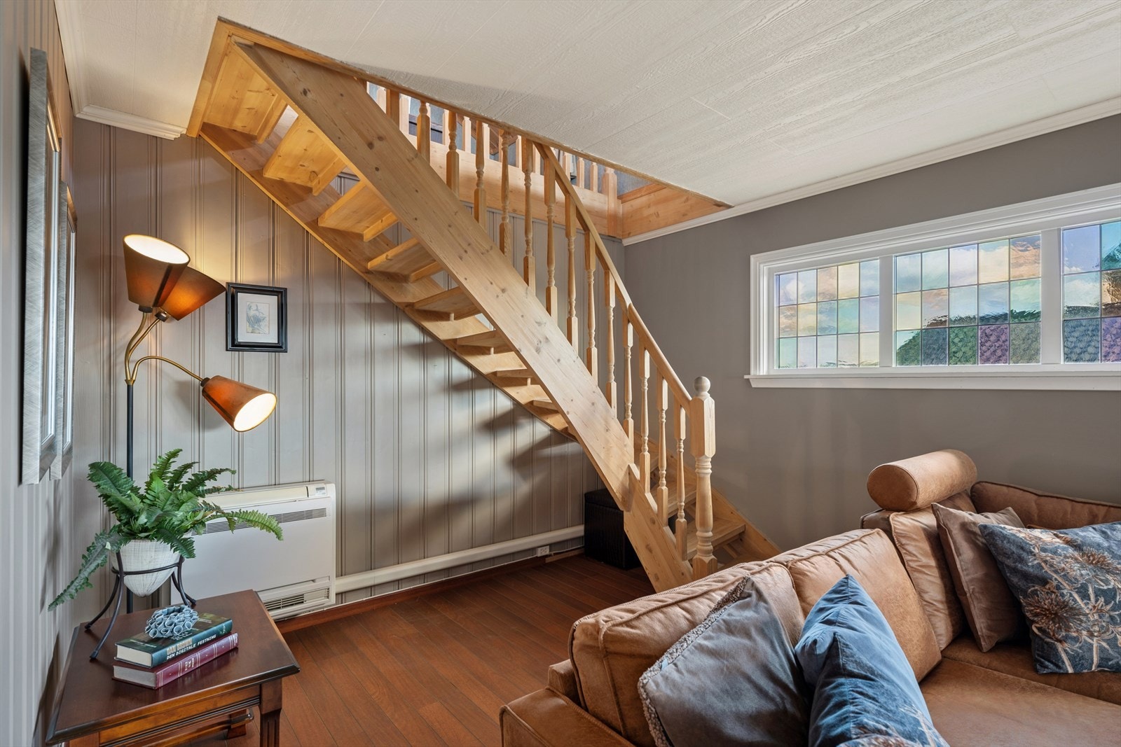 - Fra stuen er det trapp opp til boligens loftetasje - Galleribilde