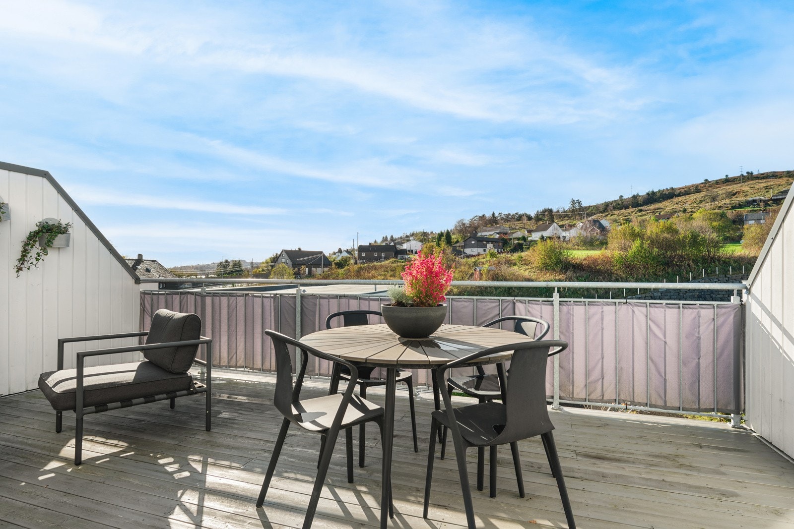 Takterrassen er svært romslig med god plass til utemøbler og grill Galleribilde