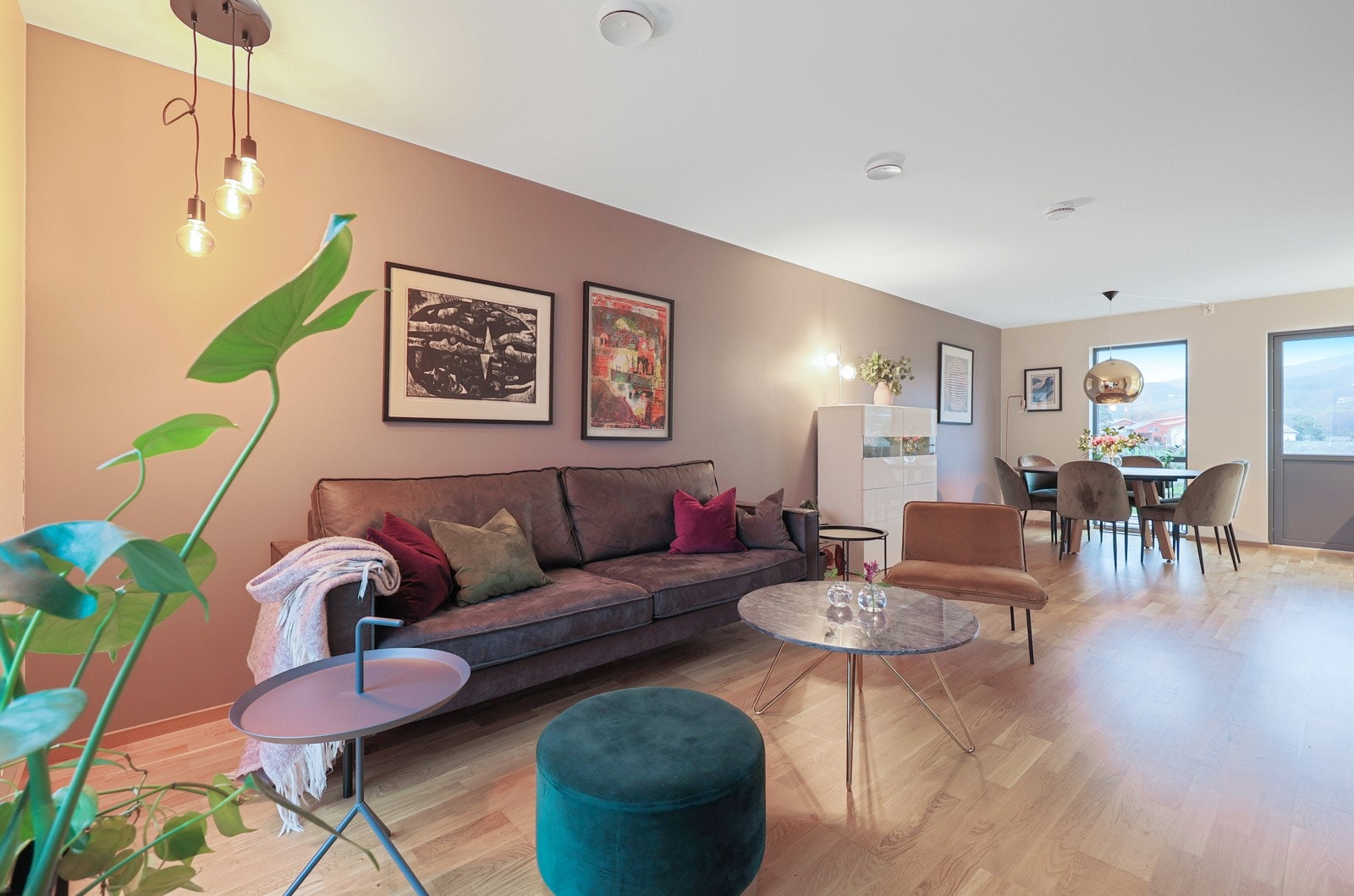 Romslig stue i hovedetasjen Galleribilde