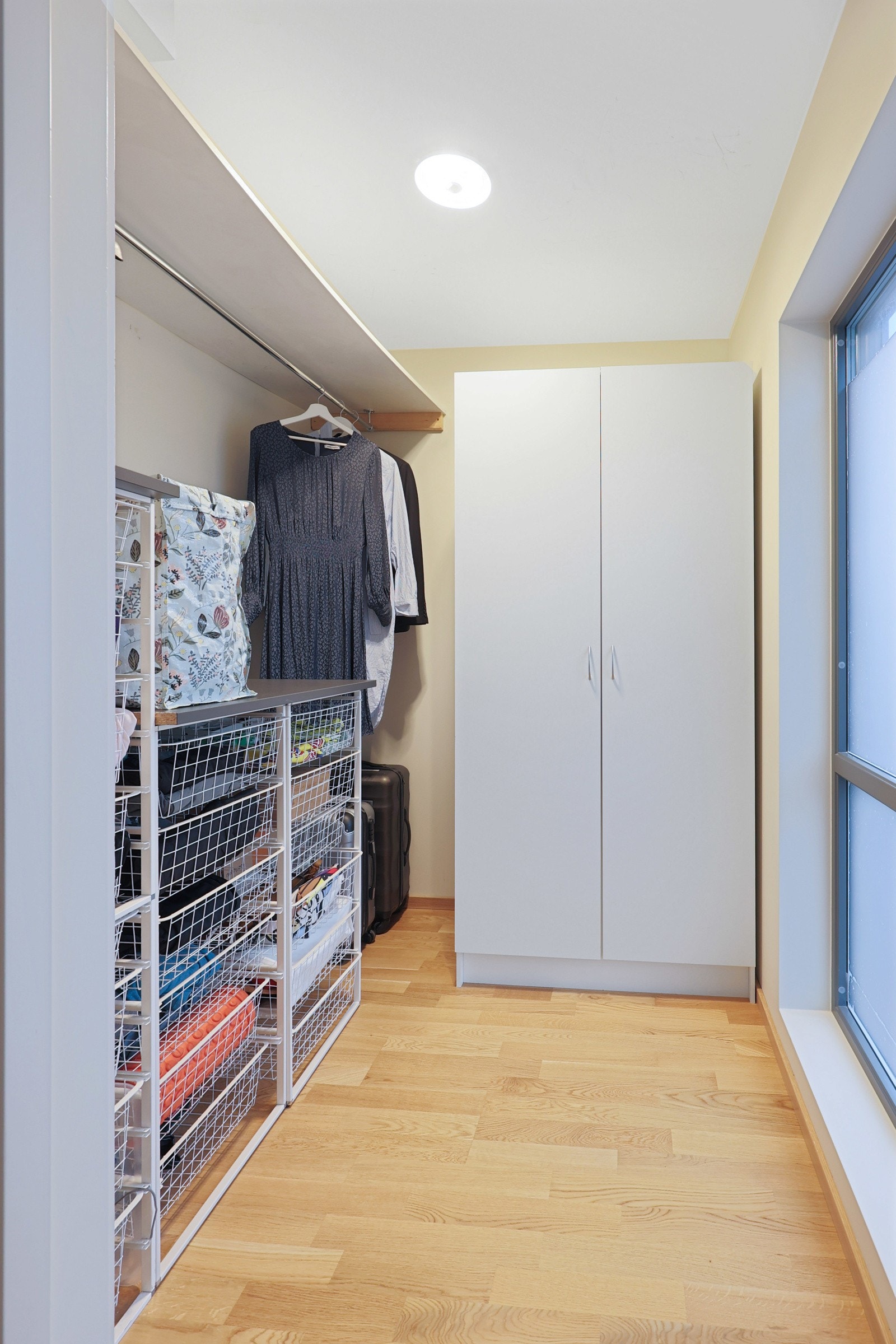 Walk in closet fra hovedsoverom Galleribilde