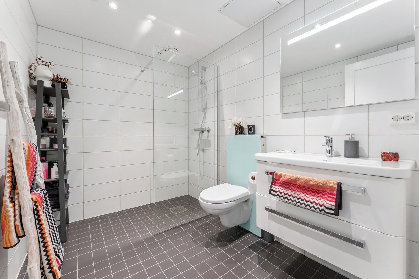Romslig baderom med gulvvarme, downlights og moderne material og stilvalg. Galleribilde