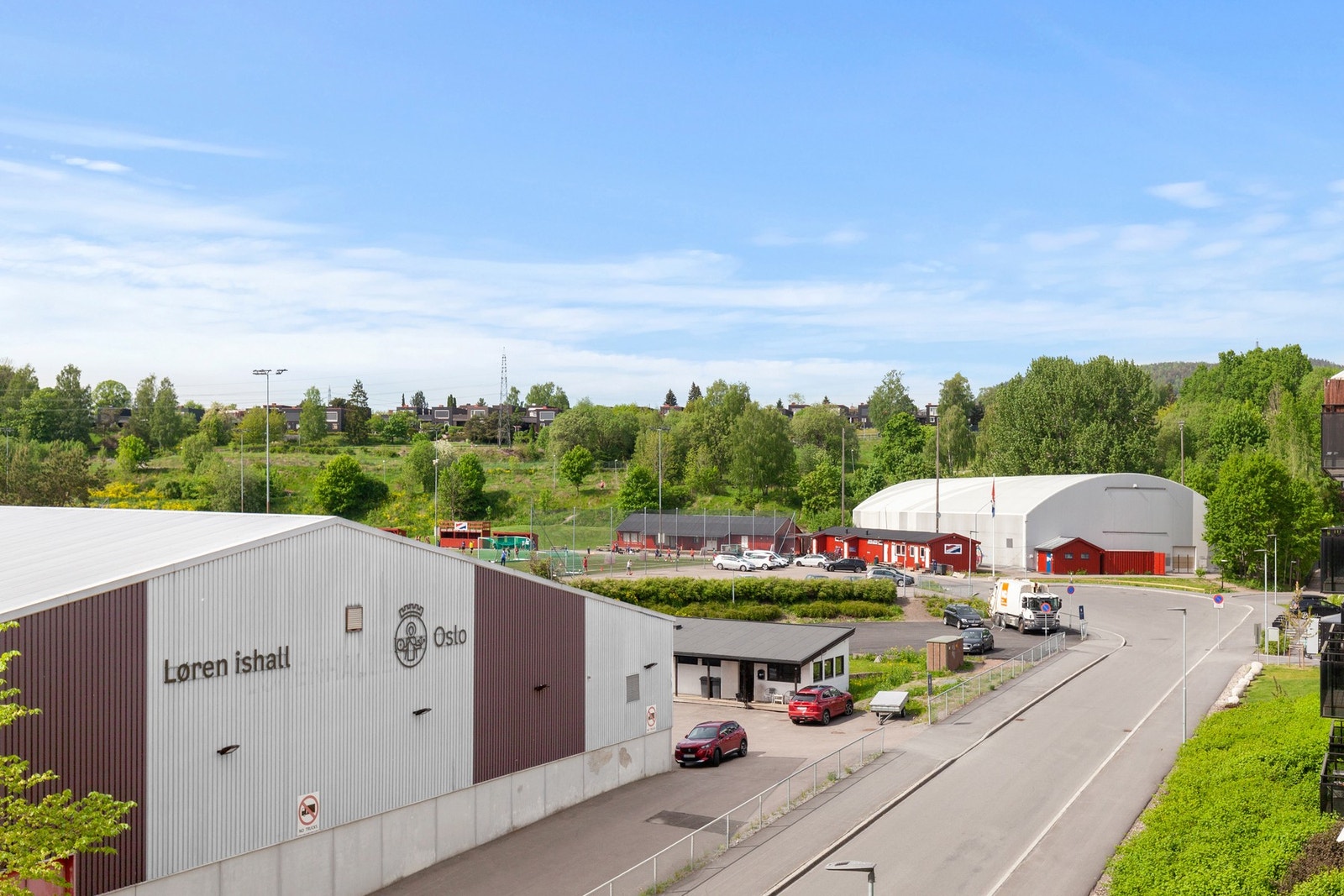 Løren idrettspark ligger innen kort rekkevidde og byr på fotballbaner og ishall. Galleribilde