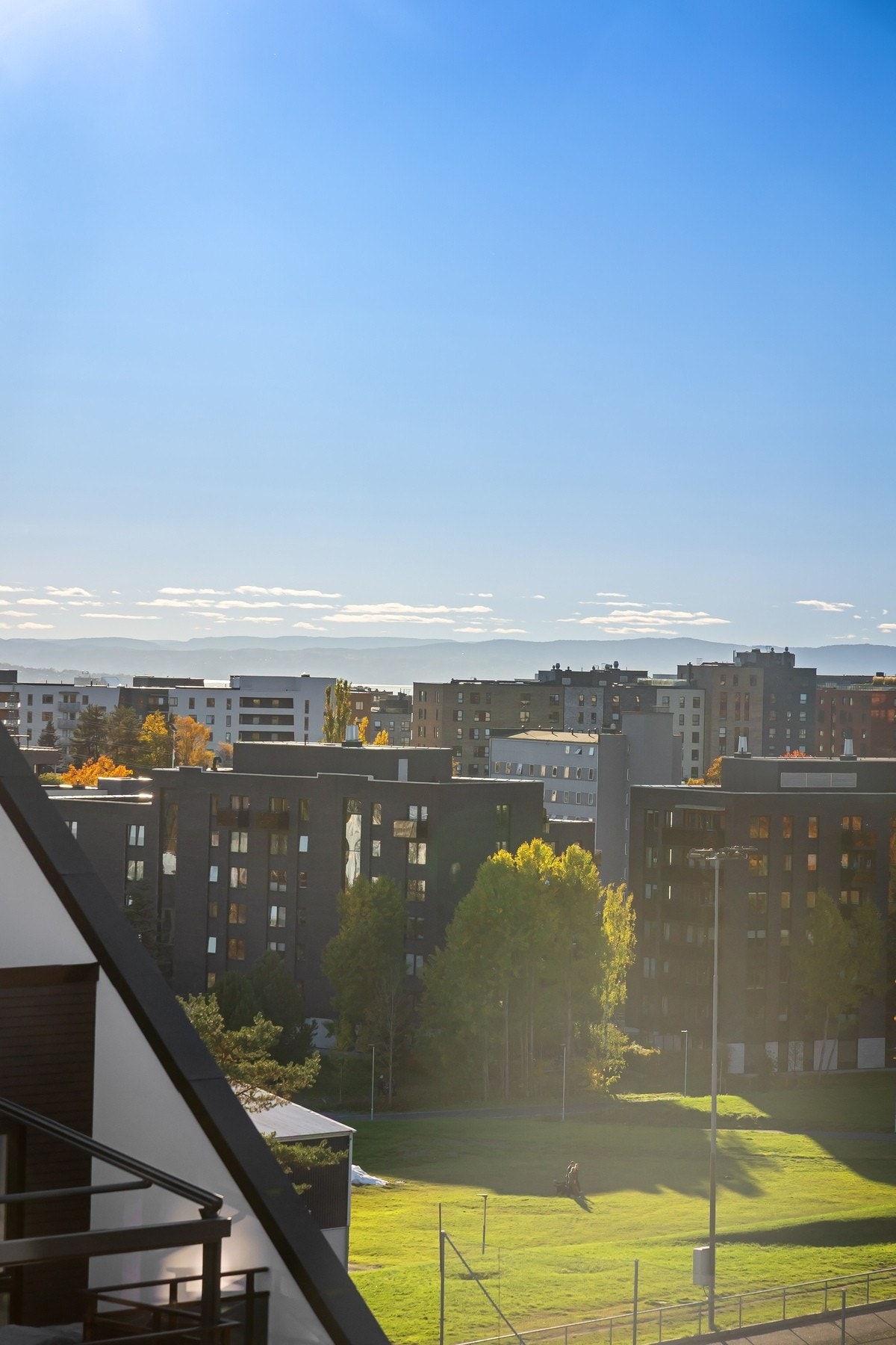 Leiligheten er vesentlig oppgradert med svært luftig planløsning og alt på ett plan- en sjelden mulighet i området. Galleribilde