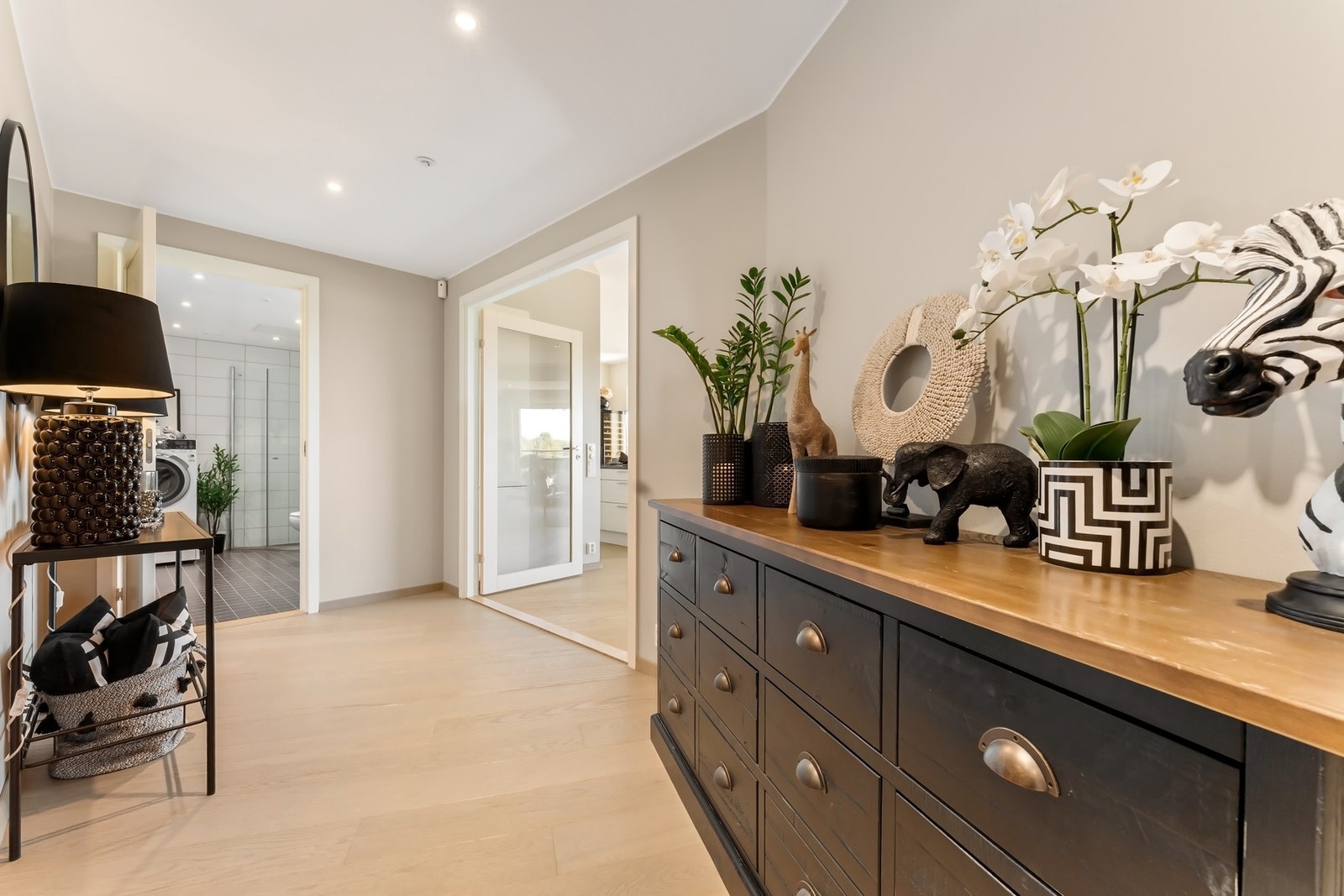 Overflatene består av oppgradert 1-stavsparkett, eik gulvlister, glatte, beigemalte veggflater og downlights i himling. Galleribilde