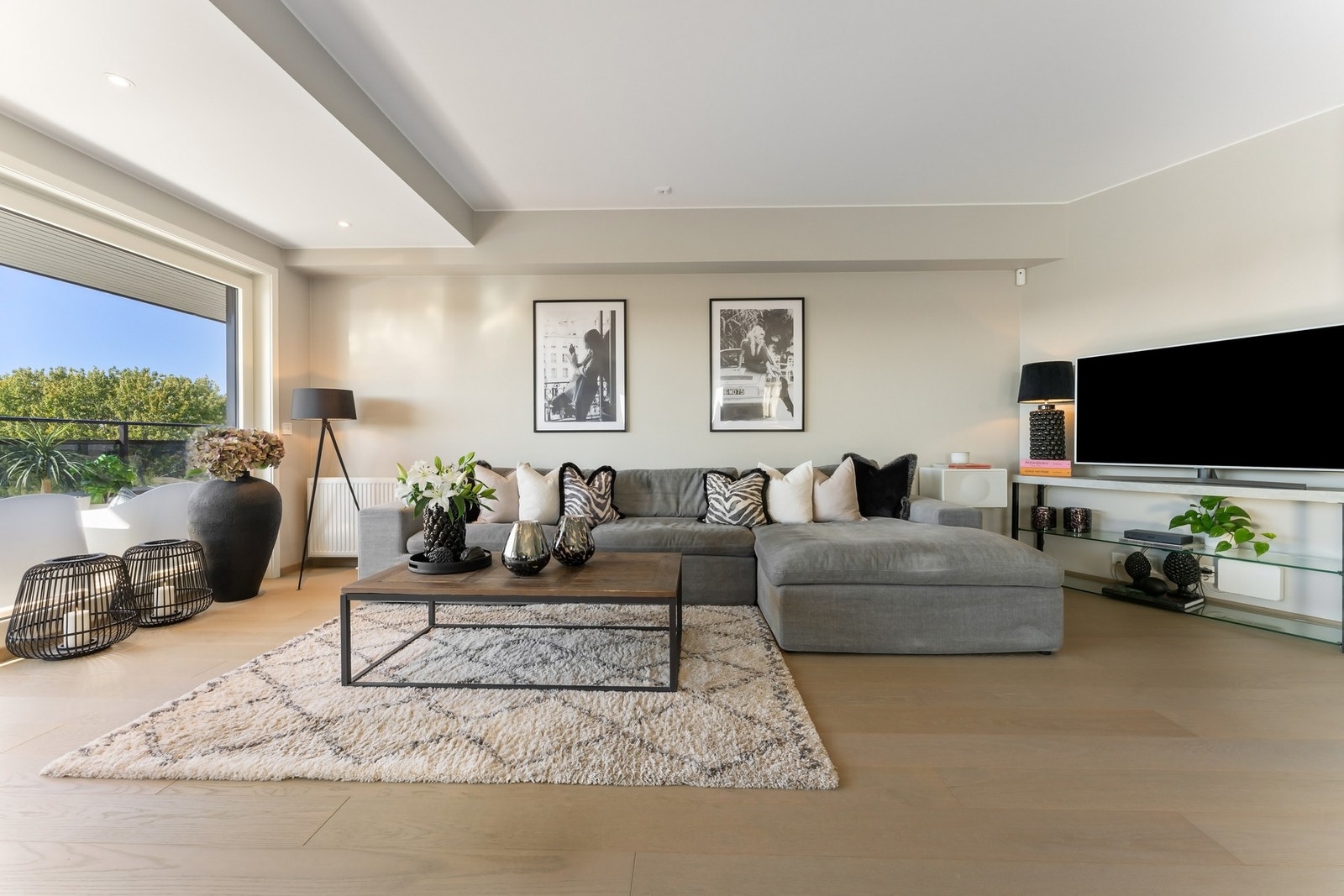 Stuen har en takhøyde på 2,65m med en nedsenket lyskasse med downlights som setter ett flott utrykk i rommet. Galleribilde
