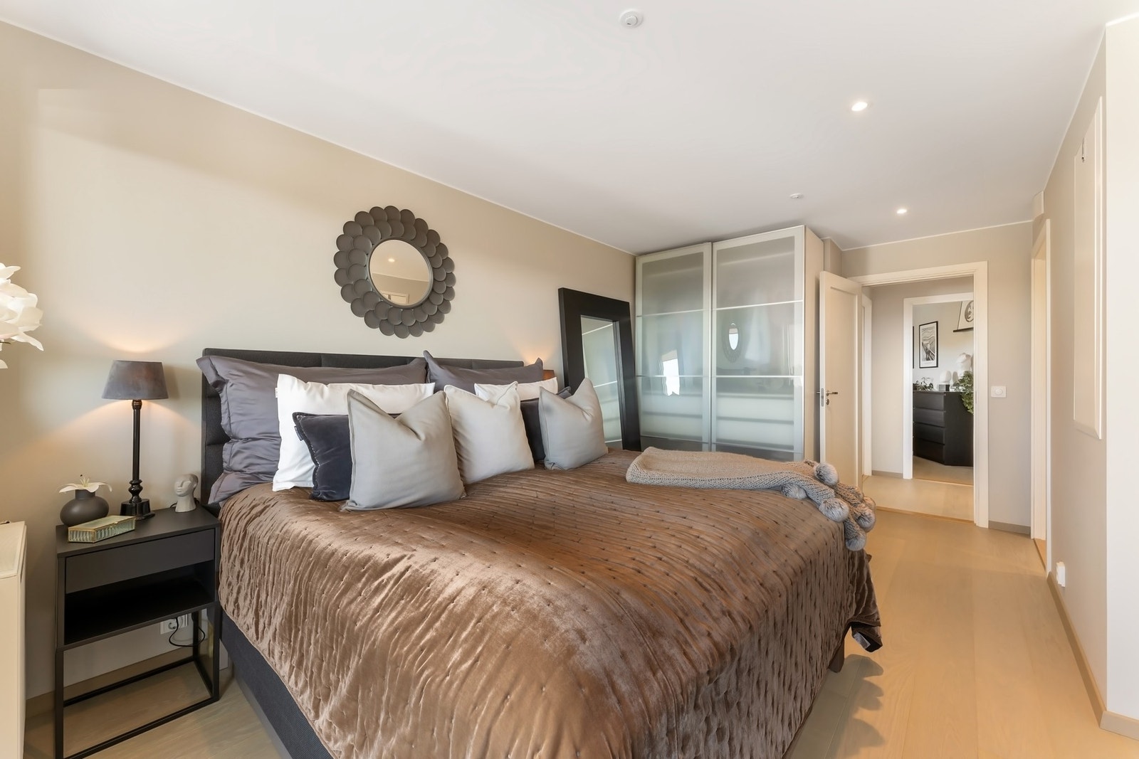 En-suite soverom av meget god størrelse, utstyrt med en takhøy skyvedørsgarderobe. Galleribilde