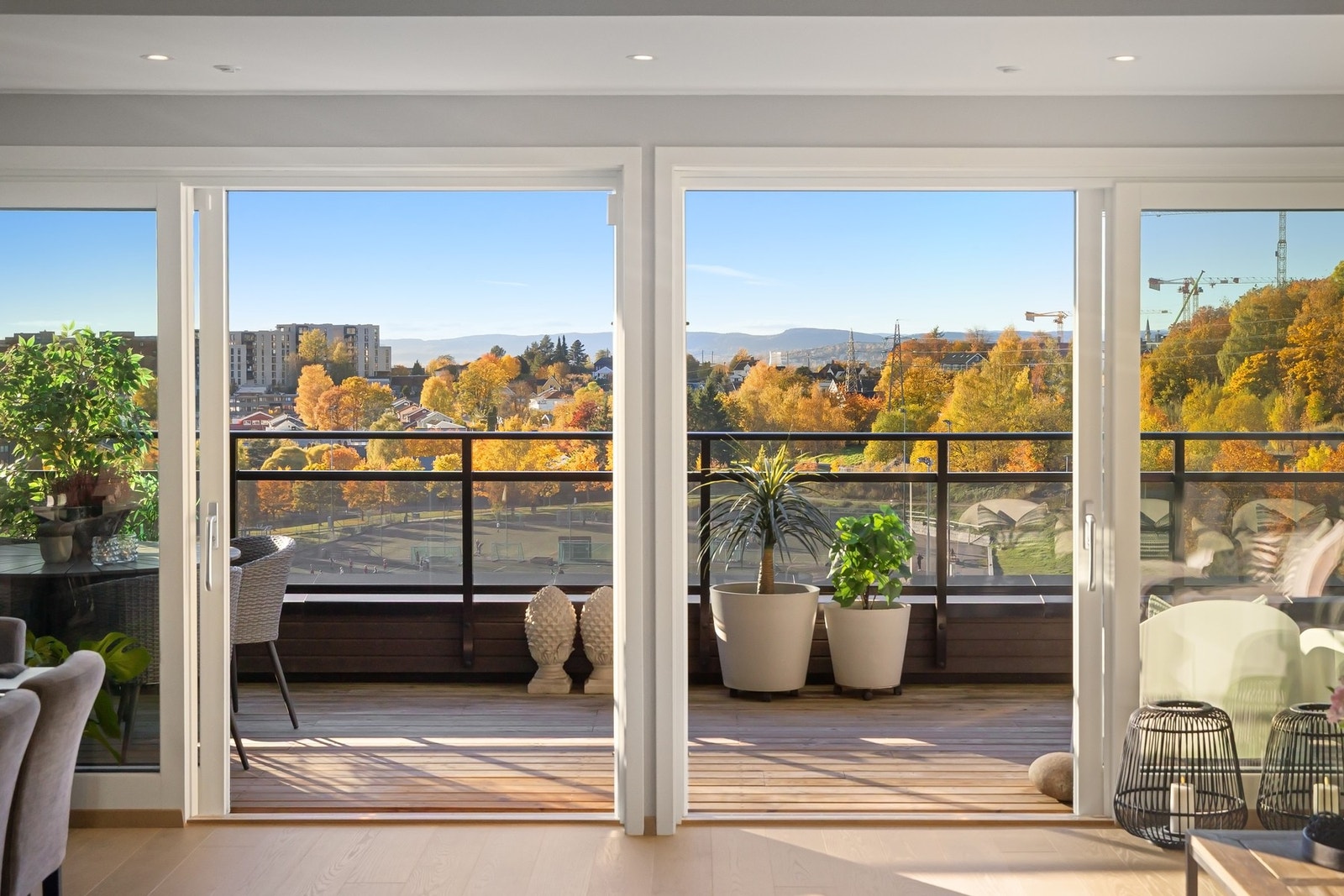 Utgang til fantastisk terrasse med spektakulær utsikt over byen og nærområdet. Galleribilde