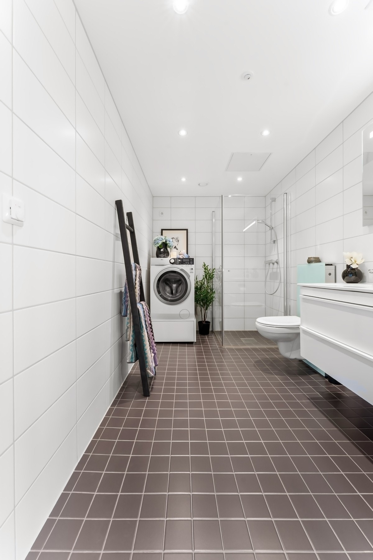 Baderommet har flott flisvalg, downlights, gulvvarme og stort dusjhjørne. Galleribilde