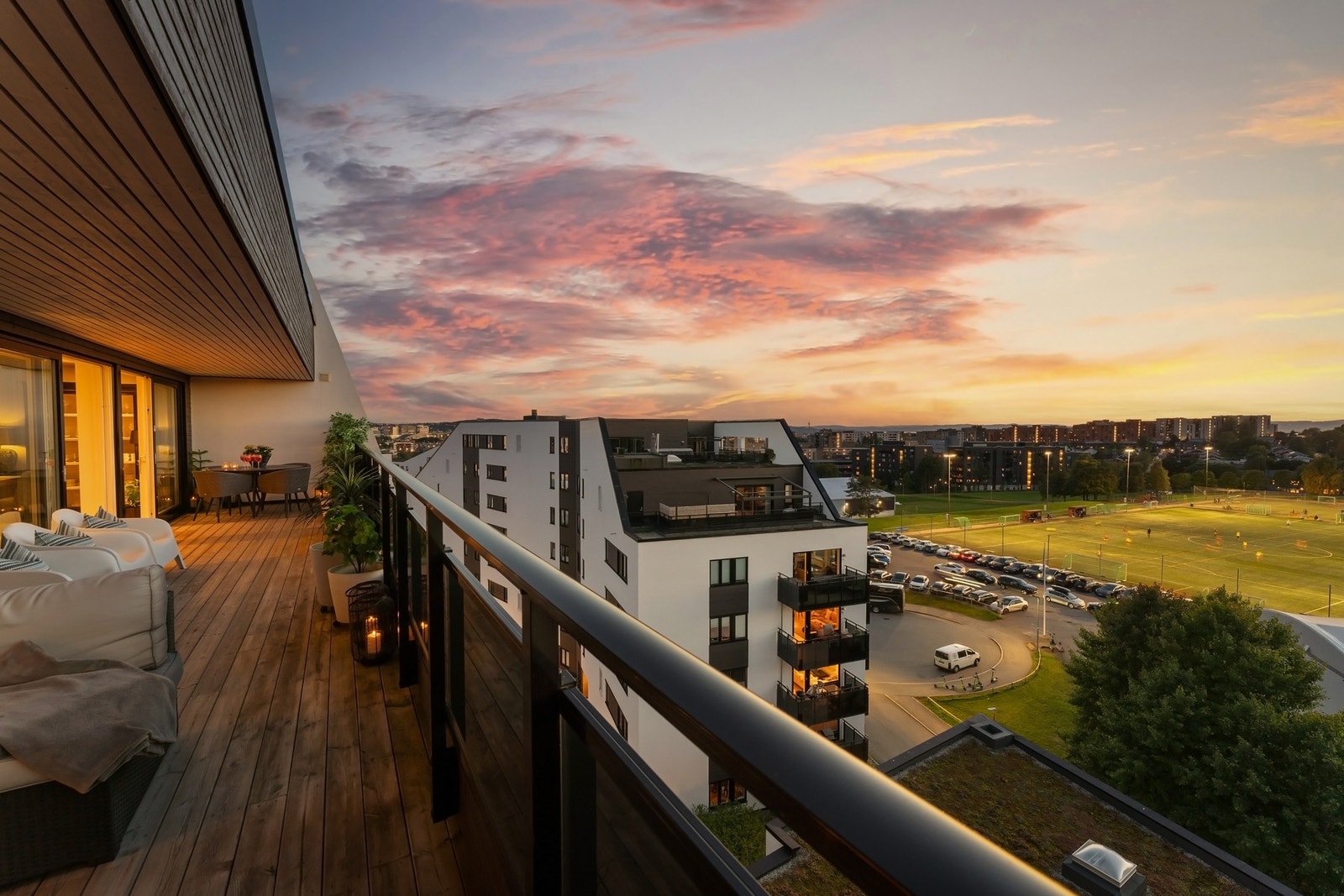 Fantastisk panoramautsikt og noe fjordgløtt fra og vestvendt terrasse på hele 36 m² Galleribilde
